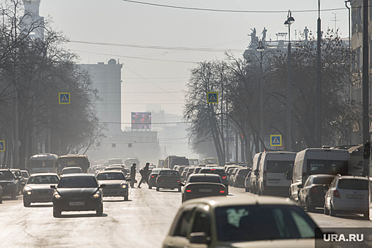 В свердловском городе голая блондинка гуляет посреди дороги