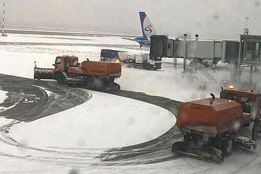 В Свердловской области десятки самолетов задерживаются из-за снегопада