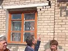 В российском городе пожаловались на трещащий по швам 90-летний дом