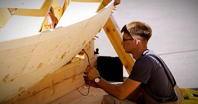 В России «шьют» девятиметровый поморский карбас