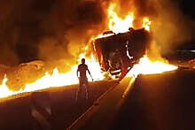 Очевидцы вытащили водителя из горящей фуры после ДТП в Тюменской области