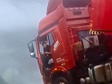 В Китае водитель грузовика повис над обрывом