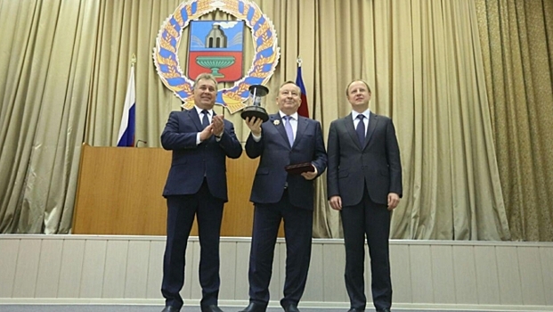 Экс-губернатор Карлин награжден орденом "За заслуги перед Алтайским краем" первой степени