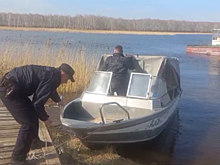 В Омской области участковый уполномоченный полиции организовал операцию по поиску дрейфующего на озере рыбака