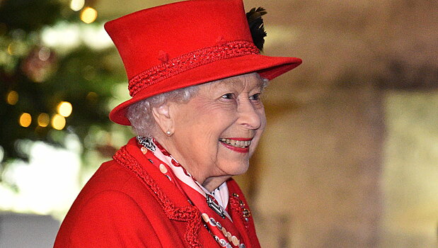 Королевская семья воссоединилась в Виндзоре: алый наряд Елизаветы II затмил даже Кейт Миддлтон