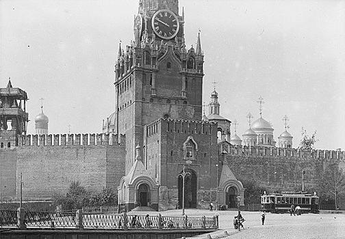 Почему в 1658 году Фроловскую башню Кремля переименовали в Спасскую