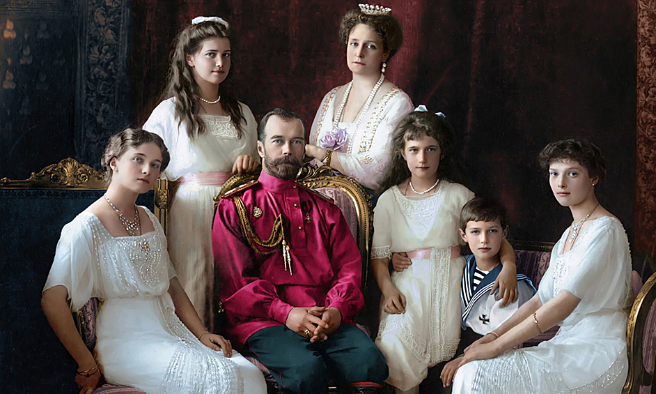 Портрет императора Николая II и императрицы Александры Федоровны с детьми. Ателье «Боассона и Эгглер». Санкт-Петербург, 1913 год