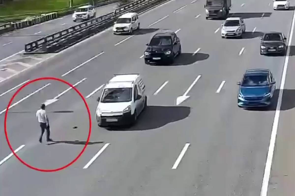 Мужчина пробежался по МКАДУ за кошельком с сотнями тысяч рублей и попал на видео