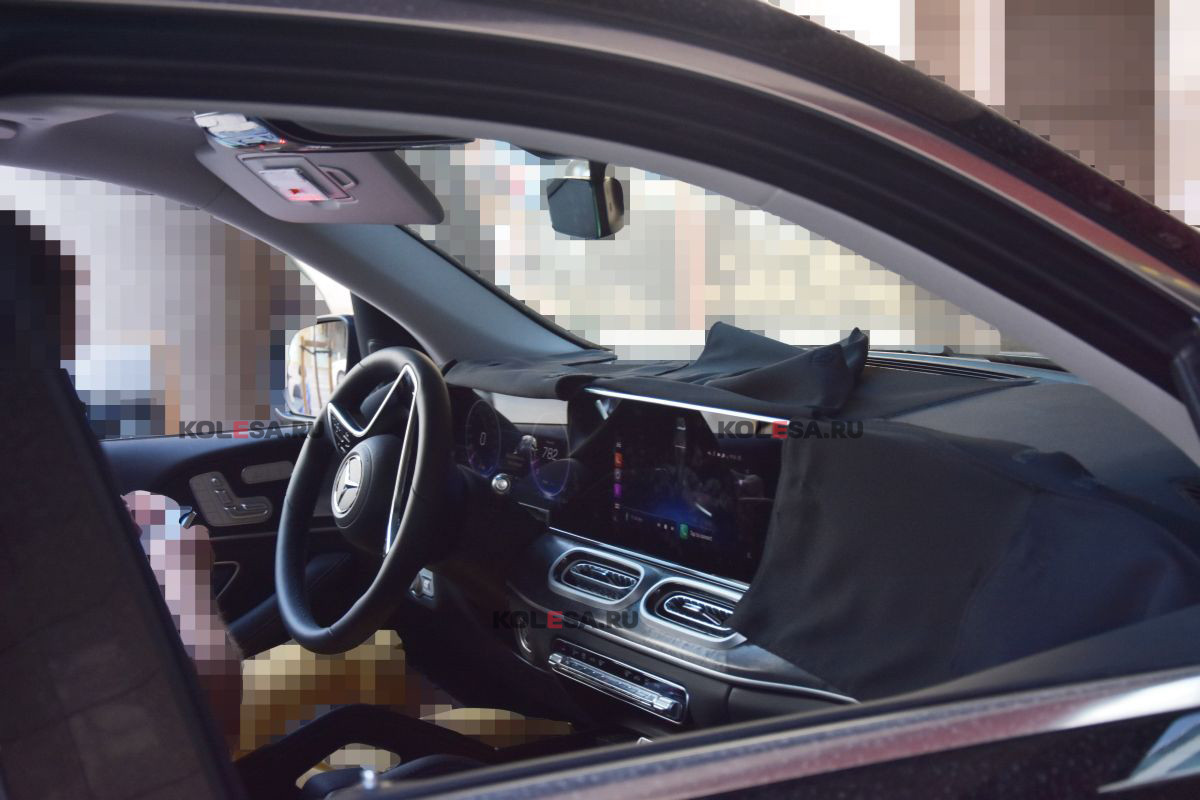 Обновлённый Mercedes-Benz GLE готовится к премьере: засвечен интерьер
