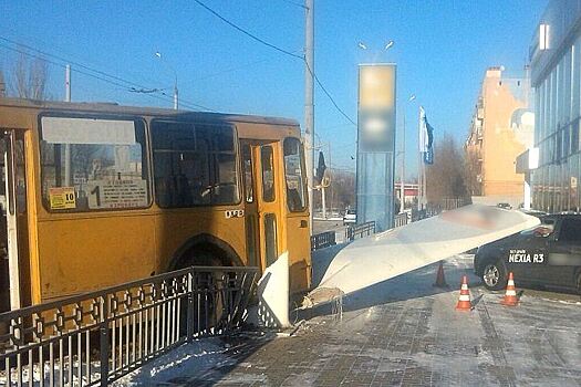 Пьяный мужчина в Астрахани угнал троллейбус и чуть не врезался в автосалон
