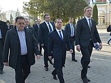Медведев запретил взимать на курортах плату за воду в открытых бюветах