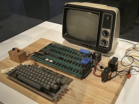 Один из первых компьютеров Apple c деревянной клавиатурой выставили на аукцион