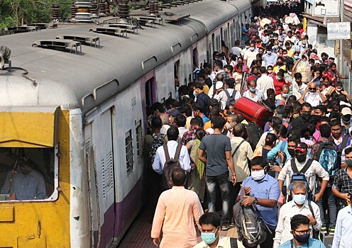 Названа причина столкновения поездов в Индии