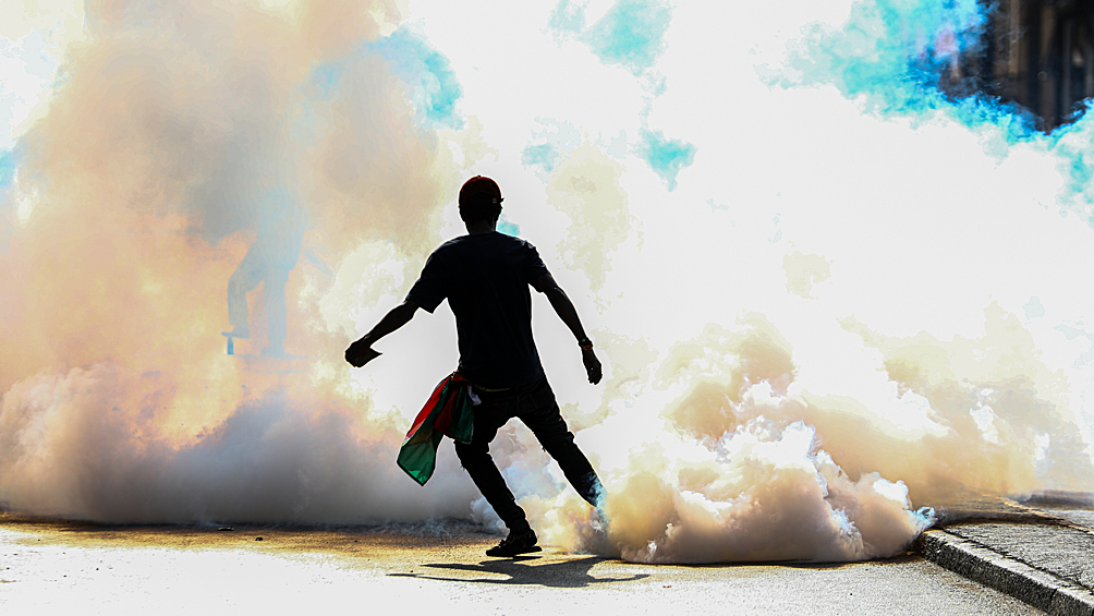 Участник антиправительственных протестов в Найроби, 2 июля 2024 года