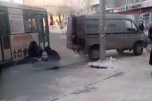 В Новосибирске во время поездки в автобусе №97 умер пассажир