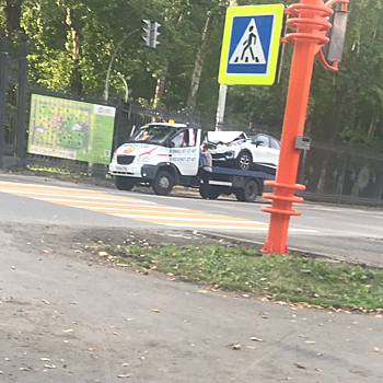 Автомобиль получил сильные повреждения в результате ДТП в Кемерове