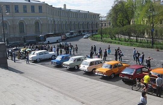 В Санкт-Петербурге стартовал автопробег ретро автомобилей