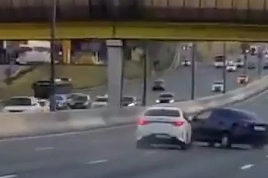 Водители устроили гонки на МКАД и попытались протаранить автомобили друг друга