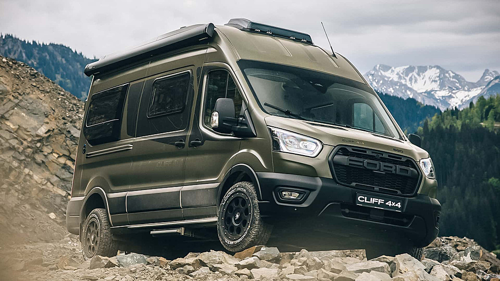 Немецкая компания Sunlight представила специальную версию кемпера Cliff 4x4 Greentrek на базе полноприводного Ford Transit. Новинка с мотором мощностью 165 л.с. отличается агрессивным дизайном с решёткой радиатора в стиле пикапа Raptor. Кемпер также оснащён 17-дюймовыми внедорожными шинами и отличается увеличенным дорожным просветом. Особенностью стала удлинённая задняя часть кузова, обеспечивающая дополнительное пространство. Внутри высота салона достигает почти 2 метров, а спальная зона рассчитана на двух человек ростом до 195 см. На борту автомобиля есть полноценная кухня с двухконфорочной плитой, холодильник на 64 литра, санузел с душем и система отопления.