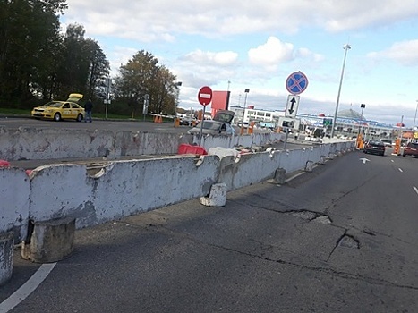 На въезде в Храброво сквозной проезд для авто перегородили бетонными блоками