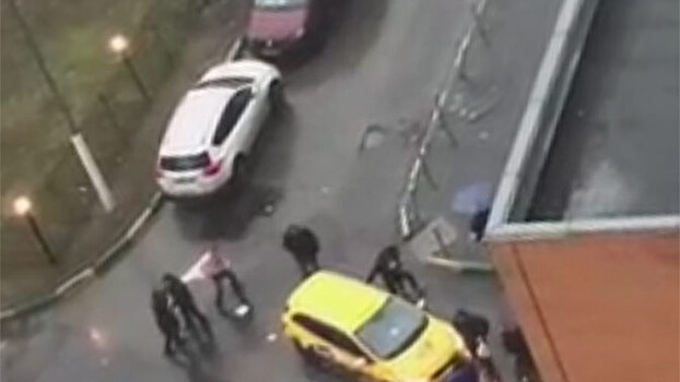 В Москве хулиганы избили таксиста и сорвали с него одежду: видео