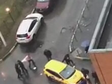 В Москве хулиганы избили таксиста и сорвали с него одежду: видео