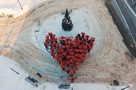 Ярославские студенты устроили сердечный флешмоб для только что родивших мамочек