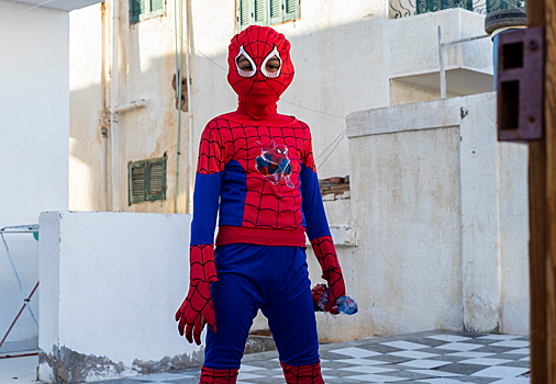 Российские города заполонили школьники-пауки. Почему флешмобы в масках перестали быть безобидными