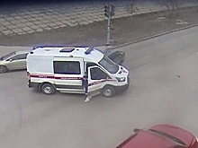 В центре Волгограда легковушка протаранила скорую с включенной сиреной