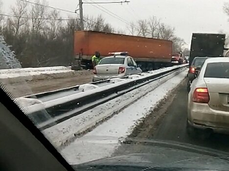 Водитель МАЗа перекрыл Московское шоссе