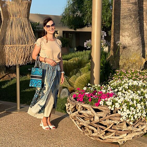 Кстати, Нонна Гришаева вместе с своим другом и партнером по сцене Камилем Лариным сыграла в клипе Мурата Насырова «Мальчик хочет в Тамбов».