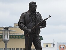 Эксперты оправдали скандальную ошибку на памятнике Калашникову