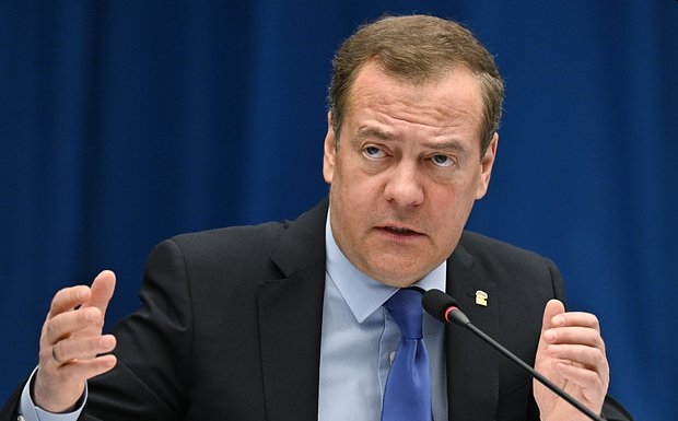Медведев объяснил учения России с тактическим ядерным оружием