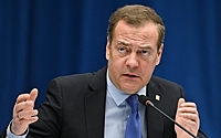 Медведев объяснил учения России с тактическим ядерным оружием