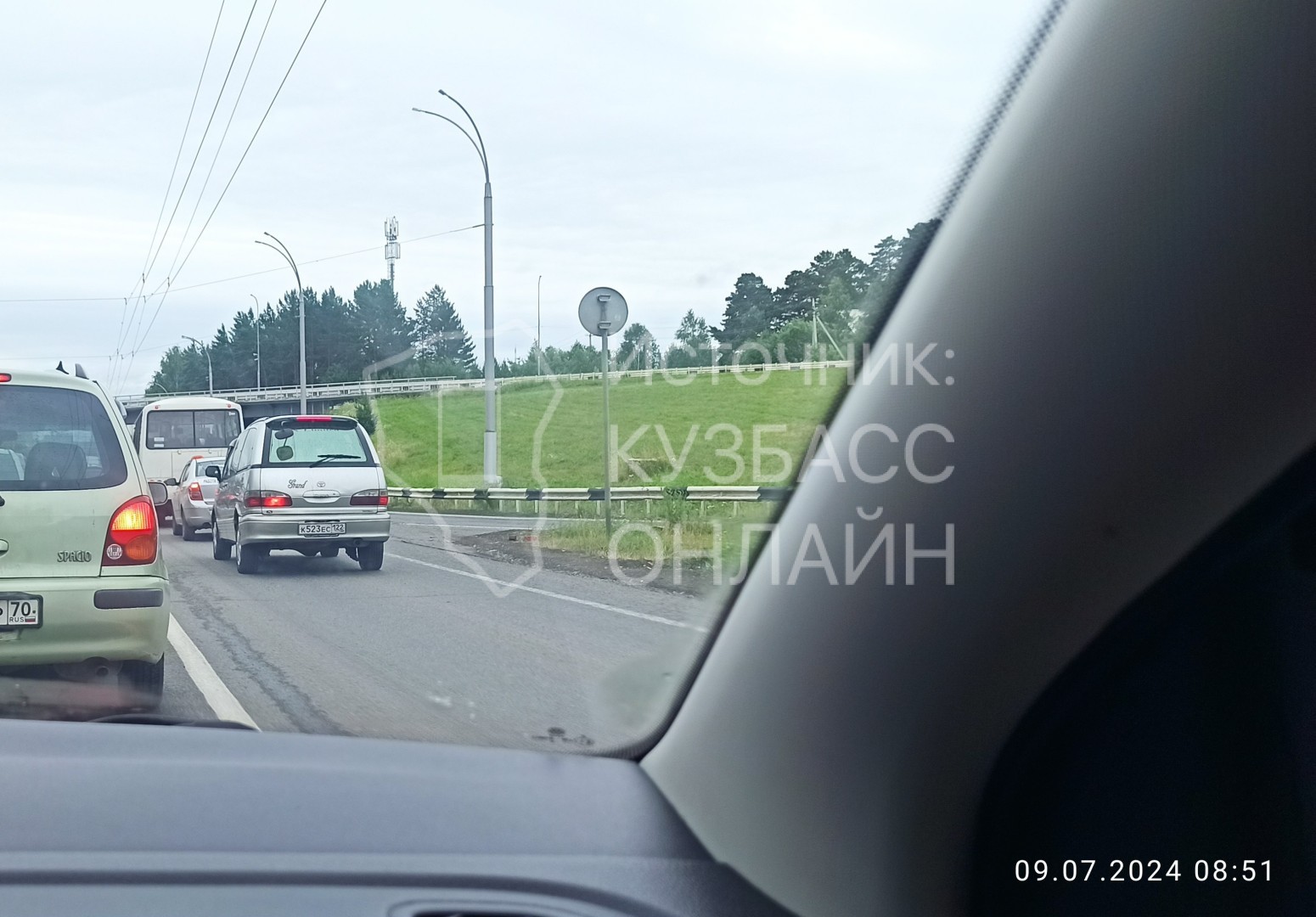 Кемеровчанин пожаловался на продолжающих ездить по полосе для автобусов на Кузбасском мосту нарушителей