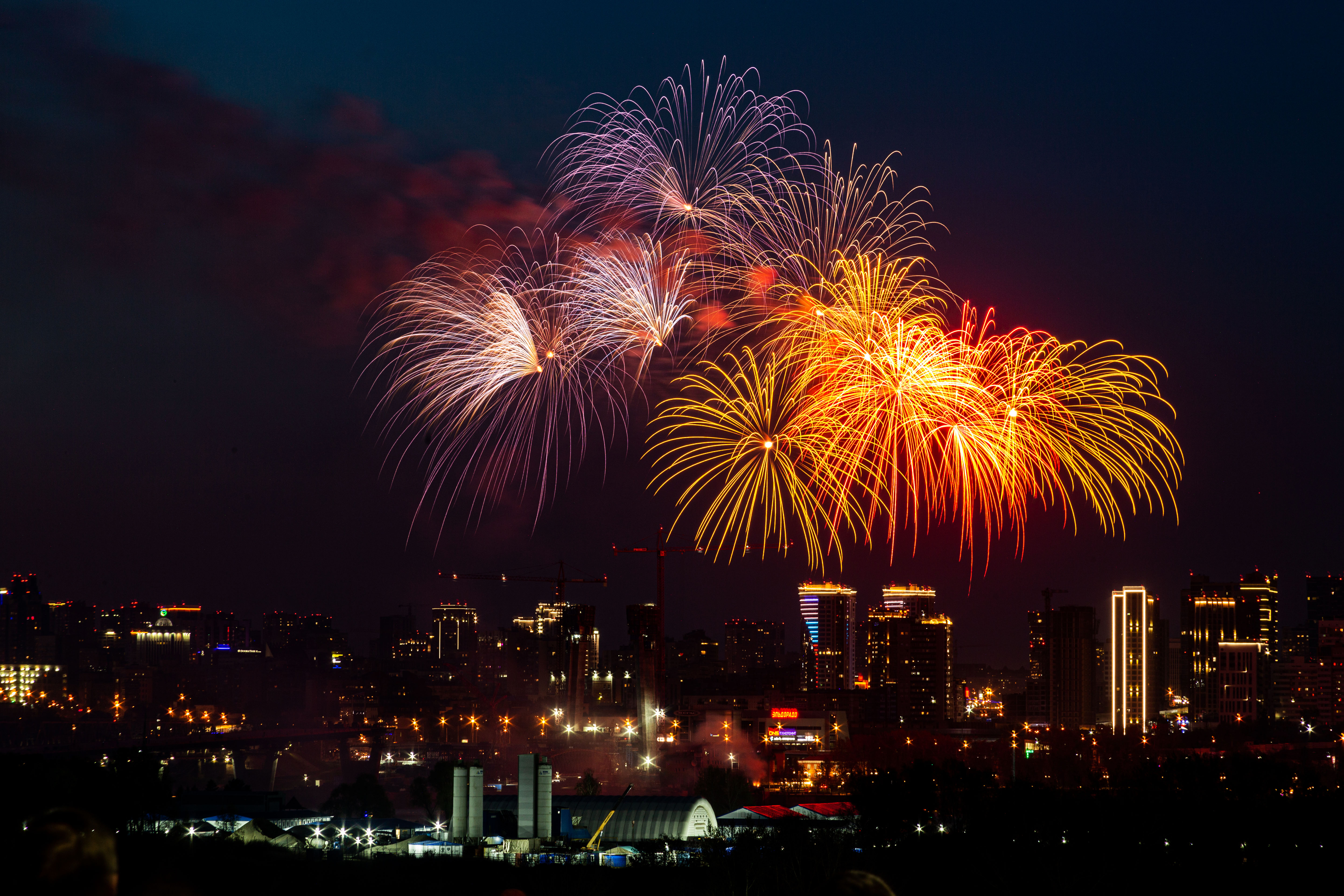 фейерверк шоу. салют "новогодний". новый год фейерверк. день победы салют. девушка с фейерверком новый год.