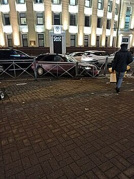 В Калининграде на Театральной легковушка врезалась в забор — очевидцы