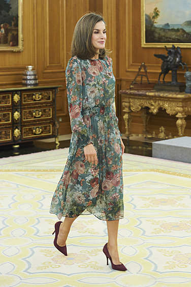 Королева Испании Летиция в своей резиденции в Мадриде принимала гостей в платье Zara за $90.