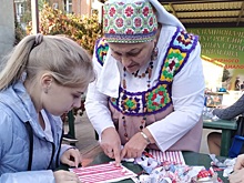 В Армавире подростков научили изготовлению домотканых ковриков