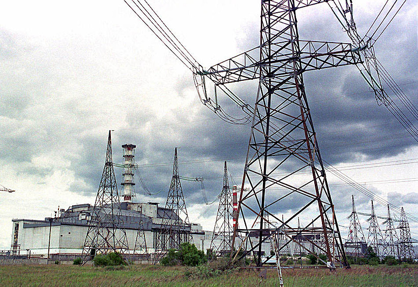 Высоковольтные башни неподалеку от Чернобыльской АЭС 20 июня 2000 года в Чернобыле.