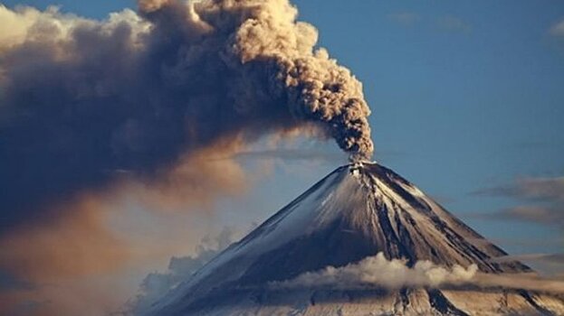 Камчатский вулкан Шивелуч выбросил столб пепла на высоту 7 км