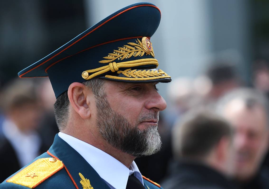 Глава МЧС Чечни после задержания провел построение спасателей с автоматами