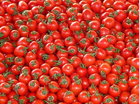 Азербайджан не реэкспортирует помидоры из Турции в Россию, заявили в Баку