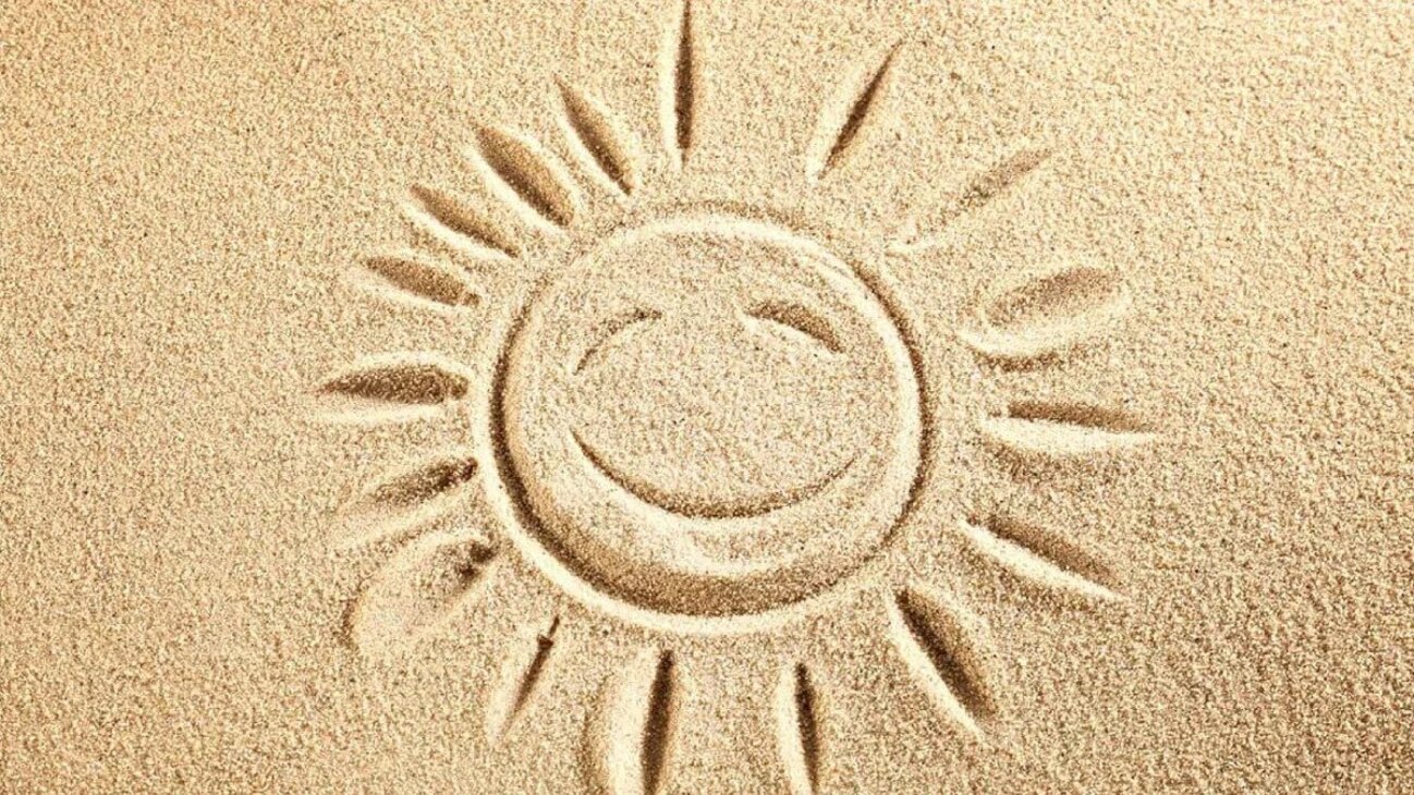 Новая жизнь 2 жар песков. Рисование песком. Песок рисунок. Песок нарисованный. Солнце нарисовано на песке.