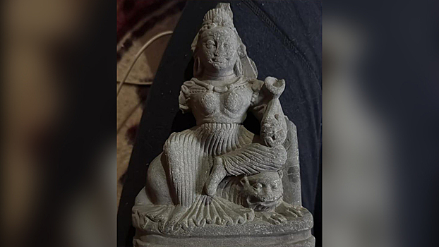 Рыбак нашел в реке древнюю статую индуистской богини