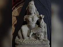 Рыбак нашел в реке древнюю статую индуистской богини