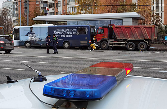 В центре Москвы автомобиль такси смяло после удара грузовика