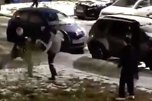 Подростки шумели ночью во дворе дома в Мурино и избили прохожих за замечание