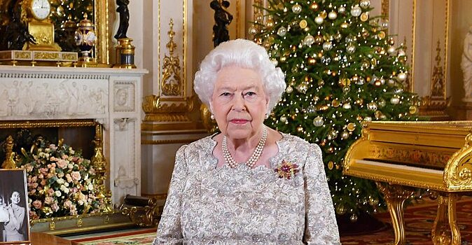 Почему королева Елизавета II не убирает ёлку и рождественские украшения по британским обычаям: трогательная причина