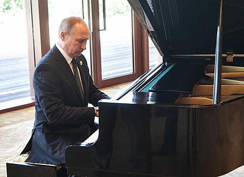 Путин пожаловался на расстроенный рояль